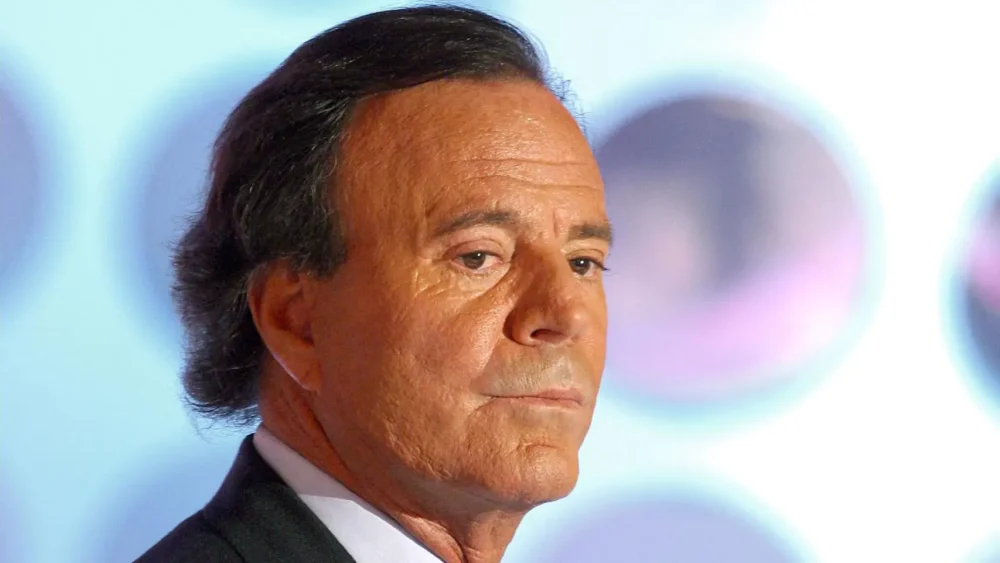 Dos extrabajadoras acusan a Julio Iglesias de presunto acoso y agresión sexual, según investigación periodística