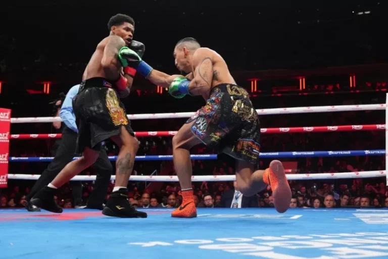 Shakur Stevenson humilla a Teófimo López y conquista su cuarto título mundial