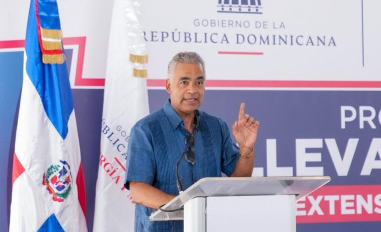 Gobierno entrega proyectos de electrificación rural en Samaná