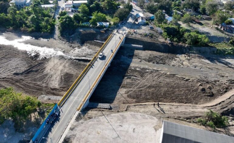 Abinader inaugura puente que conecta comunidades en Azua