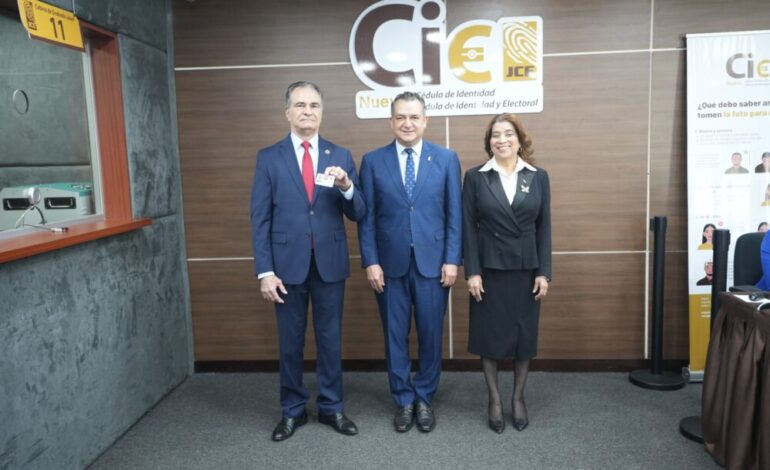 Magistrados del TSE reciben nueva cédula de identidad y electoral