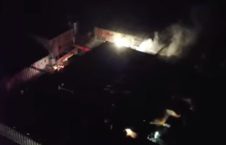 Incendio en fábrica de plásticos en Haina sigue activo; bomberos logran confinar el fuego