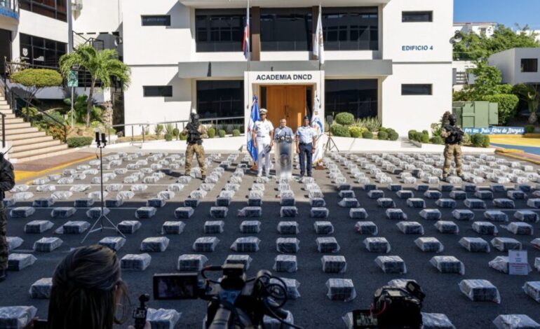 Autoridades incautan más de dos toneladas de presunta cocaína en costas de Peravia