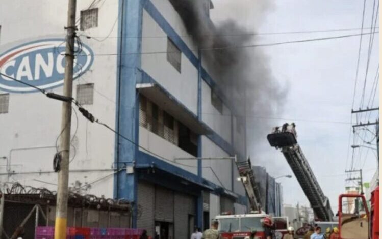 Incendio afecta almacén de tiendas Garrido en la avenida Duarte del Distrito Nacional