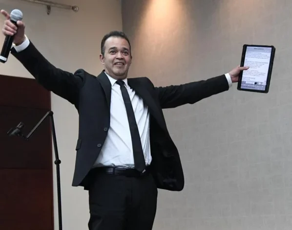 Alex Bueno lanza “Compañera” con videoclip creado con IA