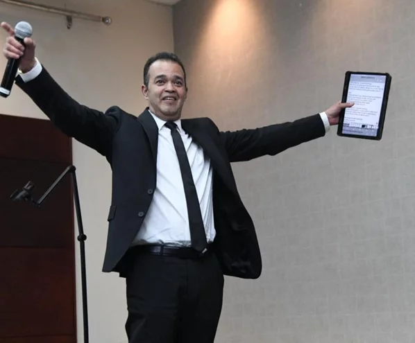 Alex Bueno lanza “Compañera” con videoclip creado con IA