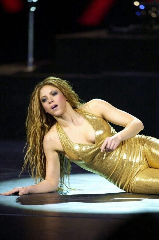 Shakira sufre caída en el escenario en San Salvador