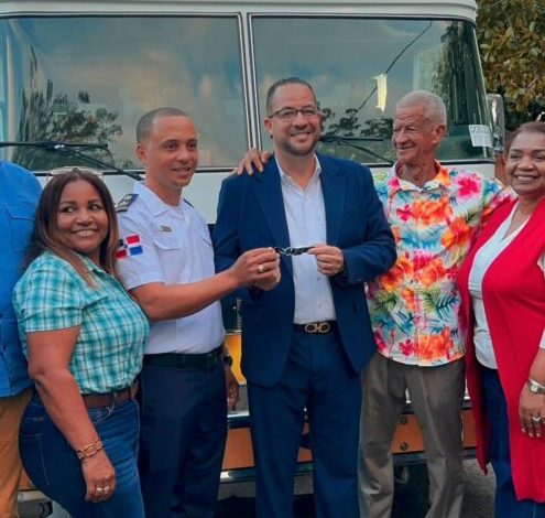 Domingo Suzaña dona camión de bomberos a Bohechío