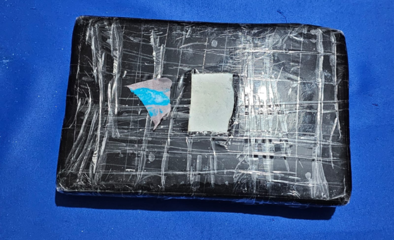 Dirección Nacional de Control de Drogas detiene hombre con más de un kilo de presunta cocaína en el DN