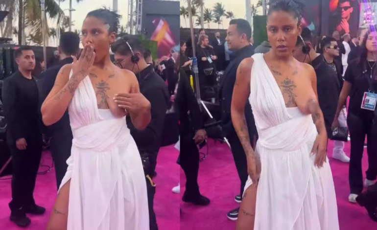 Tokischa impacta en Premio Lo Nuestro con vestido de Vivienne Westwood y lanza mensaje de aceptación corporal