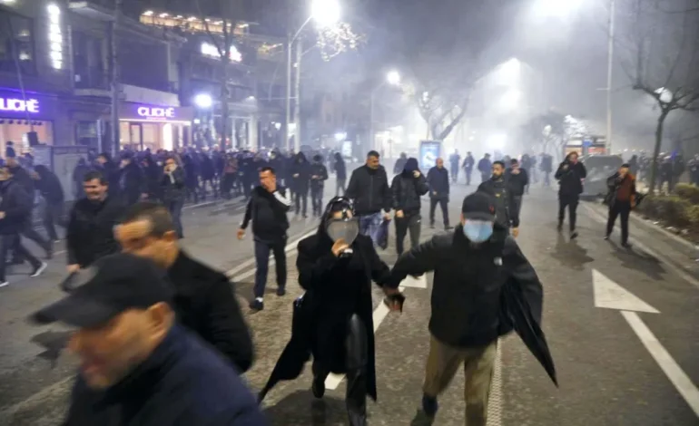 Tensión en Tirana: 18 arrestados tras violenta protesta contra el Gobierno