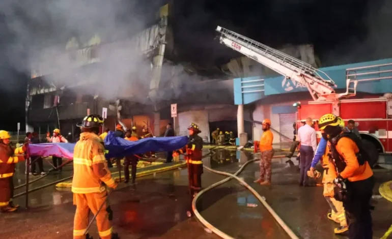 Incendio en L&R Comercial y Banco Ademi deja pérdidas millonarias en Villa Mella