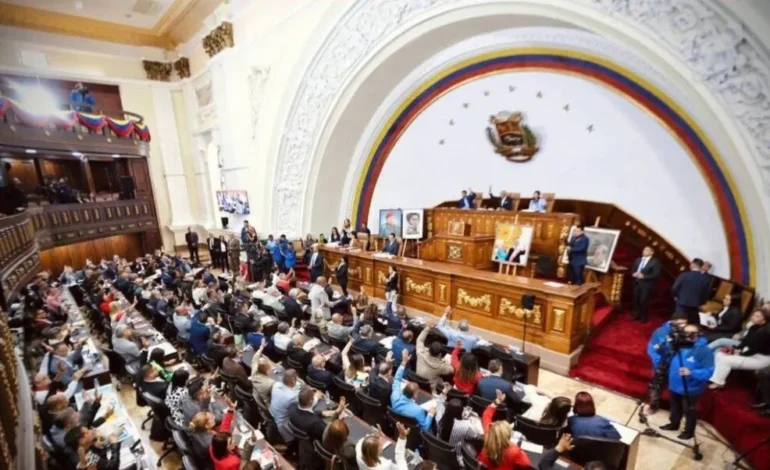 Parlamento venezolano aprueba ley de amnistía que abre excarcelaciones y genera debate por exclusiones