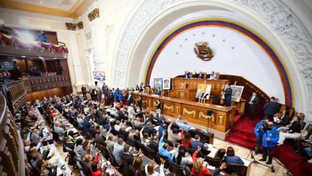 Parlamento venezolano aprueba ley de amnistía que abre excarcelaciones y genera debate por exclusiones