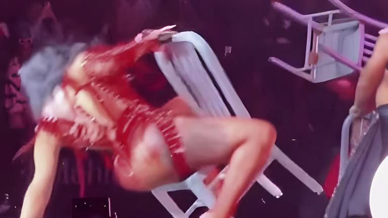 Cardi B culpa “al gobierno” tras caída en pleno concierto en Las Vegas