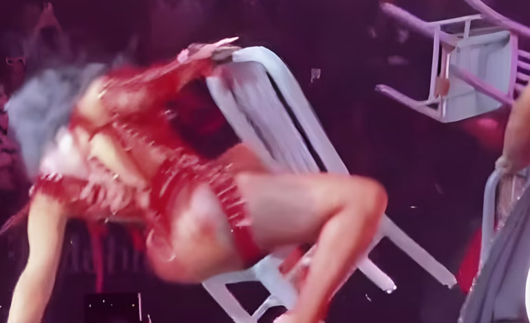 Cardi B culpa “al gobierno” tras caída en pleno concierto en Las Vegas