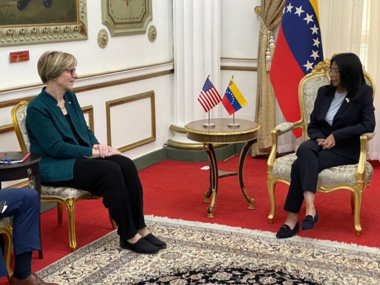 EE. UU. y Venezuela abordan transición democrática en reunión en Miraflores