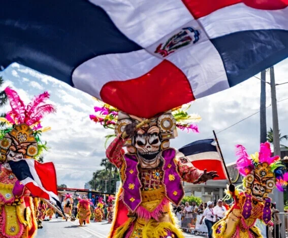 Santo Domingo se llena de color y tradición en el Desfile Nacional de Carnaval 2026