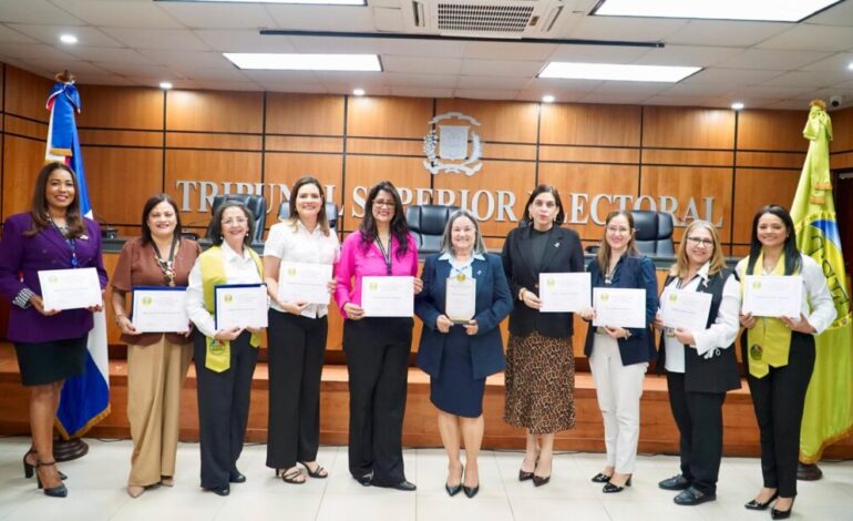 TSE reconoce liderazgo femenino con trofeo a la excelencia