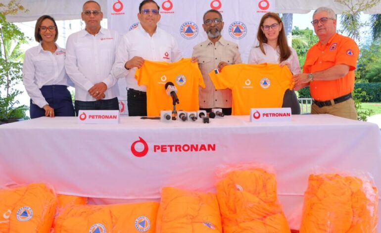 Petronan dona t-shirts a Defensa Civil por Semana Santa