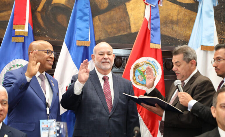 Pacheco llama a decisiones responsables en foro regional
