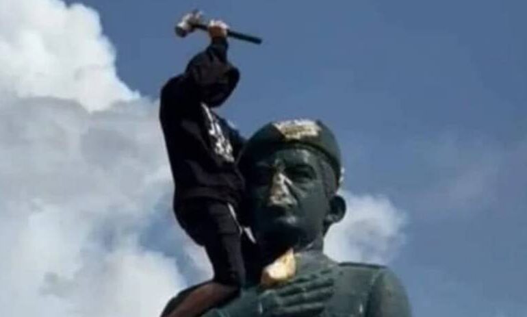 Excarcelan con medidas cautelares a joven que derribó estatua de Hugo Chávez en Falcón