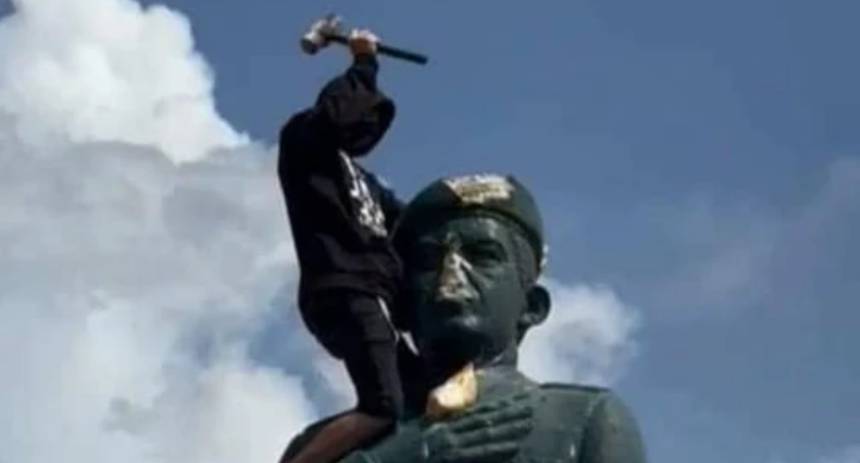 Excarcelan con medidas cautelares a joven que derribó estatua de Hugo Chávez en Falcón