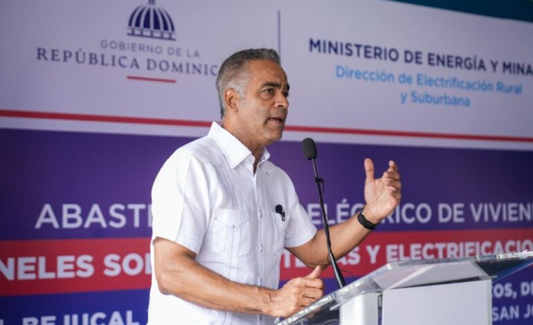 Energía y Minas electrifica 65 hogares con paneles solares en Ocoa