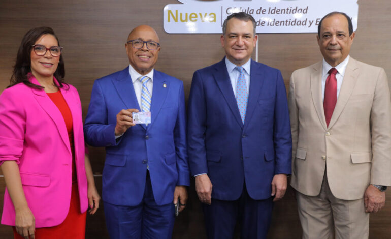Inician entrega de nueva cédula a diputados en la JCE