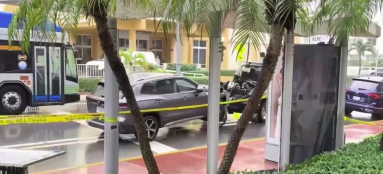 Auto embiste parada de autobús en Miami Beach