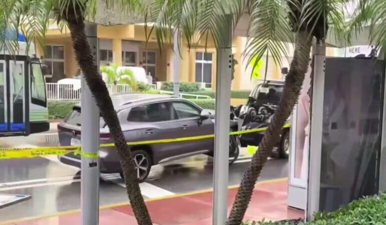 Auto embiste parada de autobús en Miami Beach