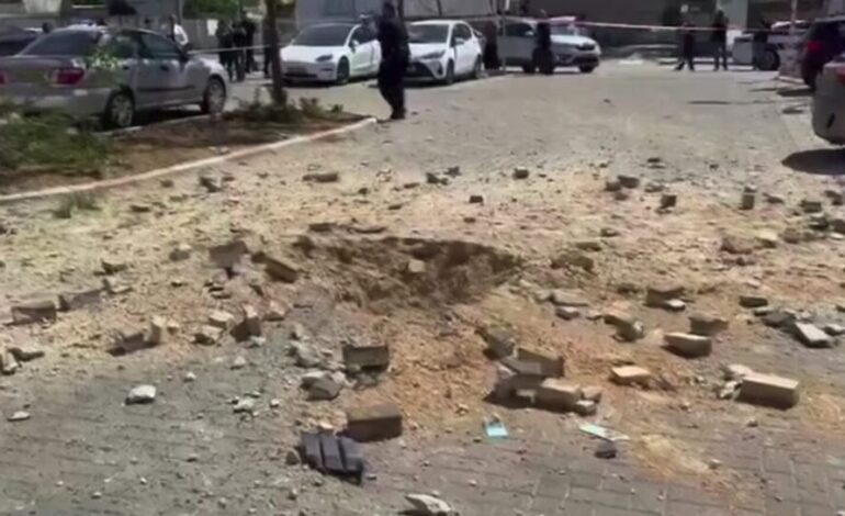 Misil de racimo iraní impacta zona de Tel Aviv y causa daños materiales