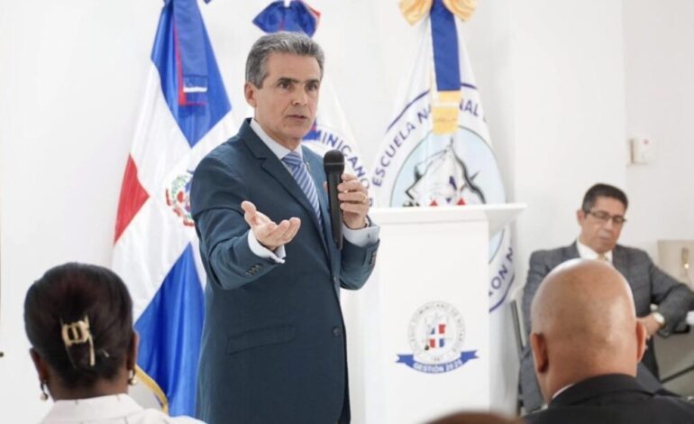 Juez del TSE imparte taller sobre observación electoral