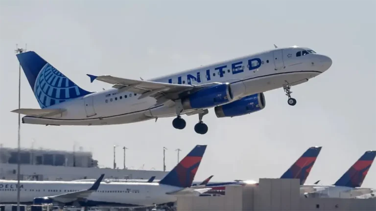 United Airlines realiza aterrizaje de emergencia en el Aeropuerto Internacional de Los Ángeles