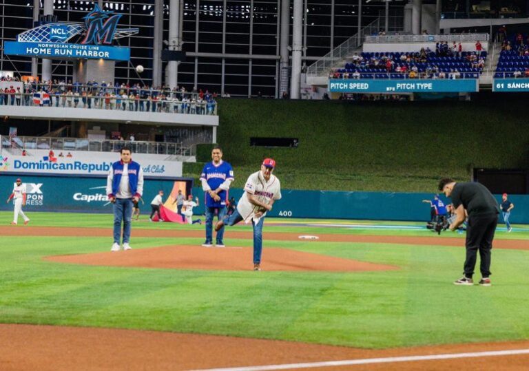 Abinader lanza la primera bola en debut de República Dominicana en el Clásico Mundial de Béisbol