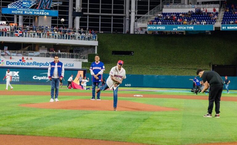 Abinader lanza la primera bola en debut de República Dominicana en el Clásico Mundial de Béisbol