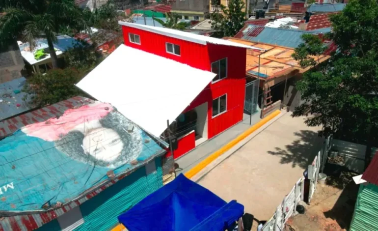 Alcalde Dío Astacio entrega vivienda a madre de cinco hijos en Santo Domingo Este