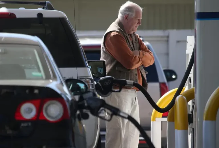 Gasolina sube en EE.UU. y el oro cae