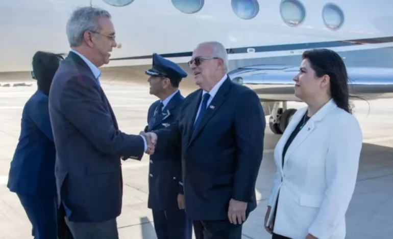 Mandatario dominicano llega a Chile para la investidura presidencial de José Antonio Kast