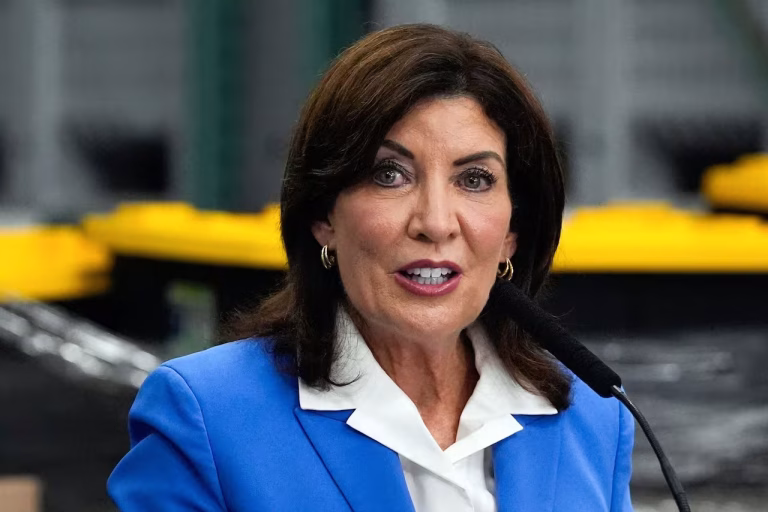 Kathy Hochul refuerza seguridad en Nueva York tras guerra de EE.UU. e Israel contra Irán y cuestiona a Donald Trump