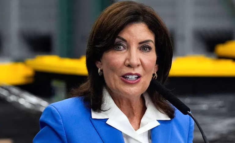 Kathy Hochul refuerza seguridad en Nueva York tras guerra de EE.UU. e Israel contra Irán y cuestiona a Donald Trump