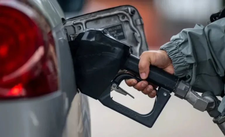 Ataques contra Irán disparan el petróleo y anticipan alzas en combustibles