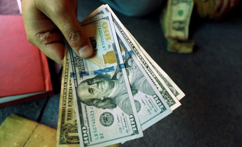 El dólar baja otros 85 centavos en RD y se vende a RD$59.45