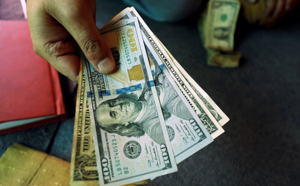 El dólar baja otros 85 centavos en RD y se vende a RD$59.45