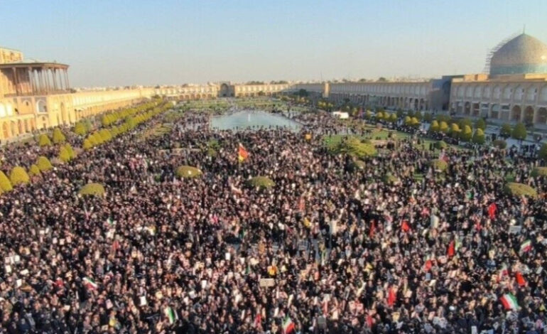 Miles de iraníes salen a las calles tras la muerte del ayatolá Jamenei
