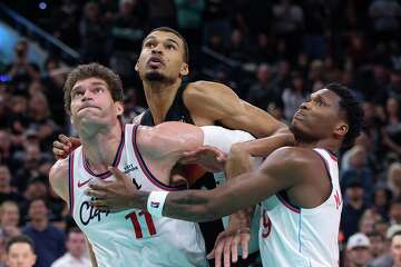 Spurs sorprenden a Clippers y se imponen 119-114 en vibrante duelo de la NBA