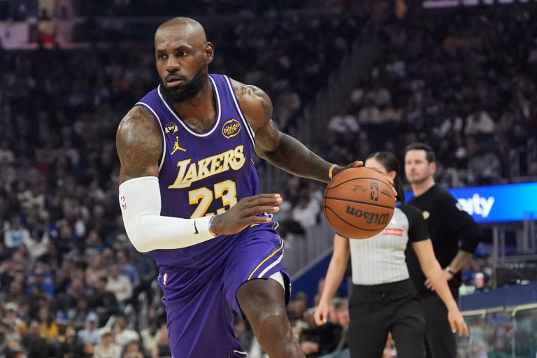 LeBron brilla con 26 puntos, pero Curry no juega en triunfo de Lakers sobre Warriors