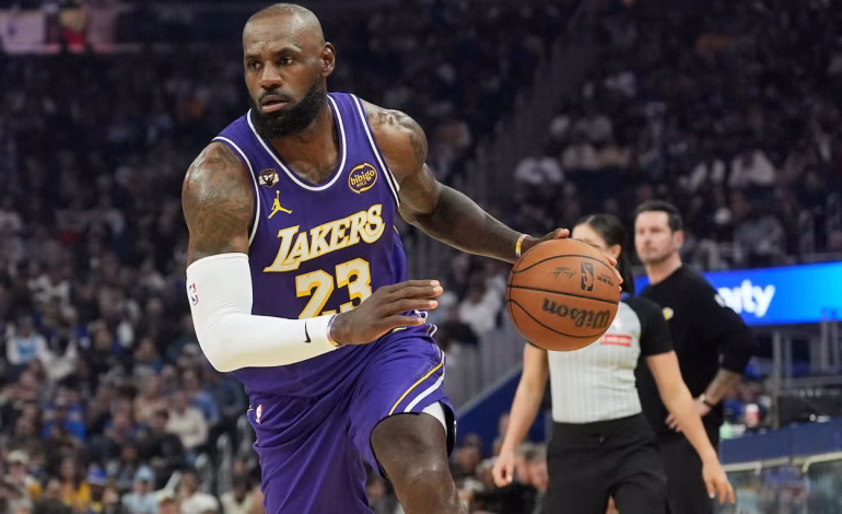 LeBron brilla con 26 puntos, pero Curry no juega en triunfo de Lakers sobre Warriors