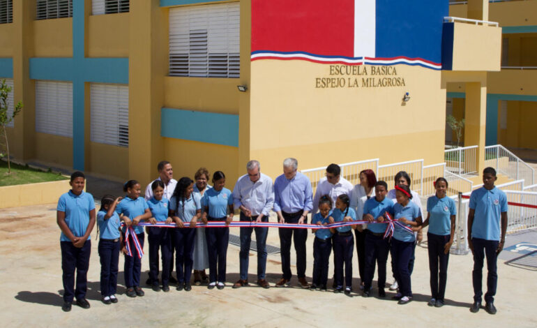 Gobierno inaugura escuela de 24 aulas en Santo Domingo Este