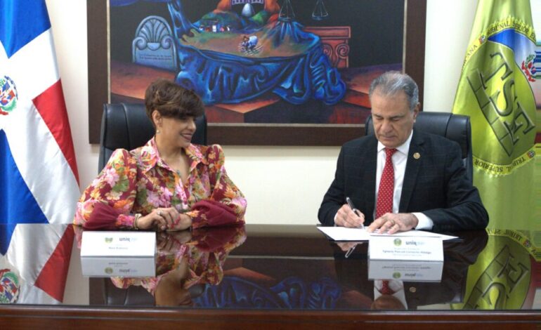 TSE y UNIR firman acuerdo para otorgar becas y fortalecer la formación académica